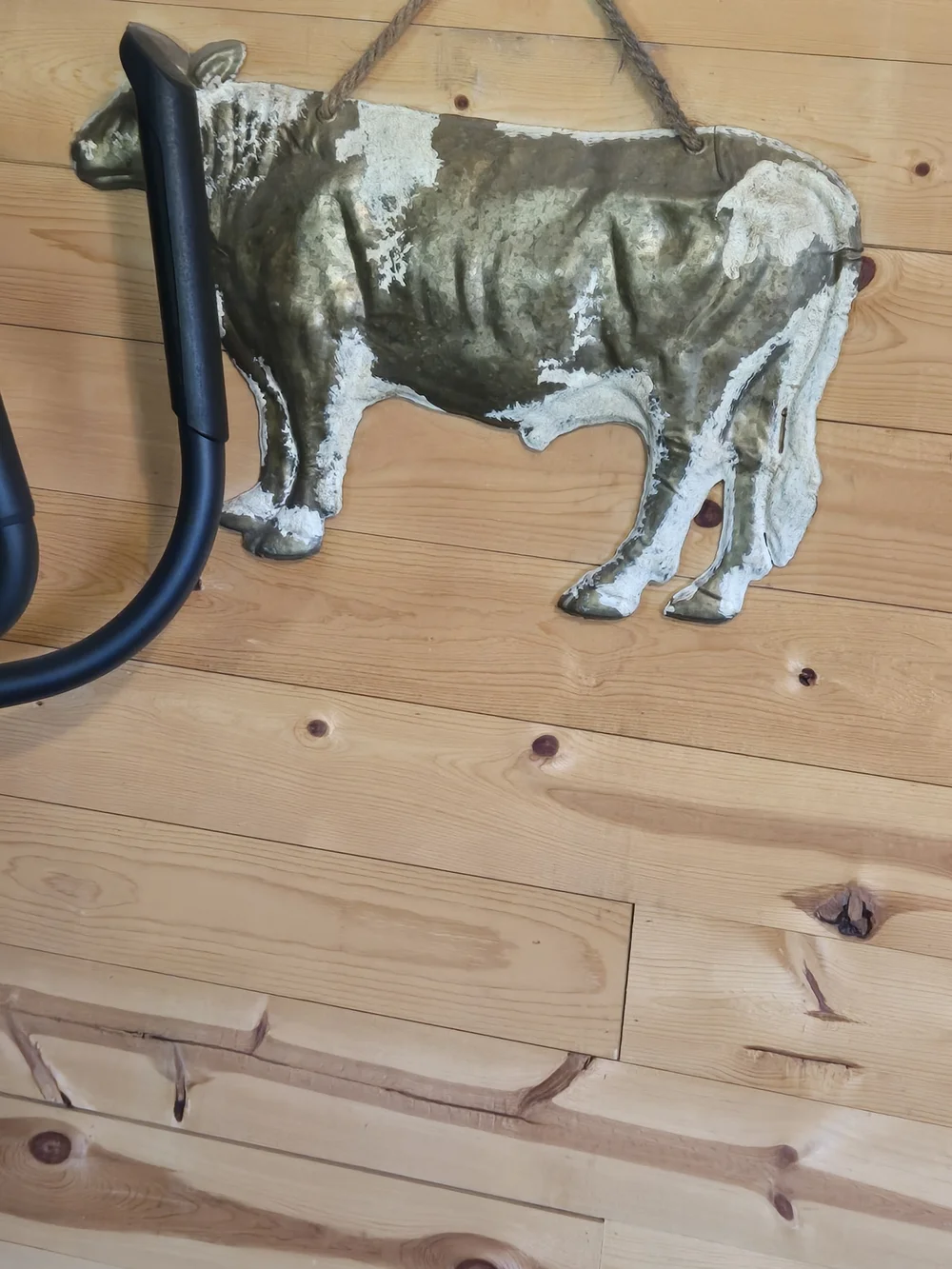 Vintage-Style Cow Wall Hanging – White & Gold Home Wall Decor